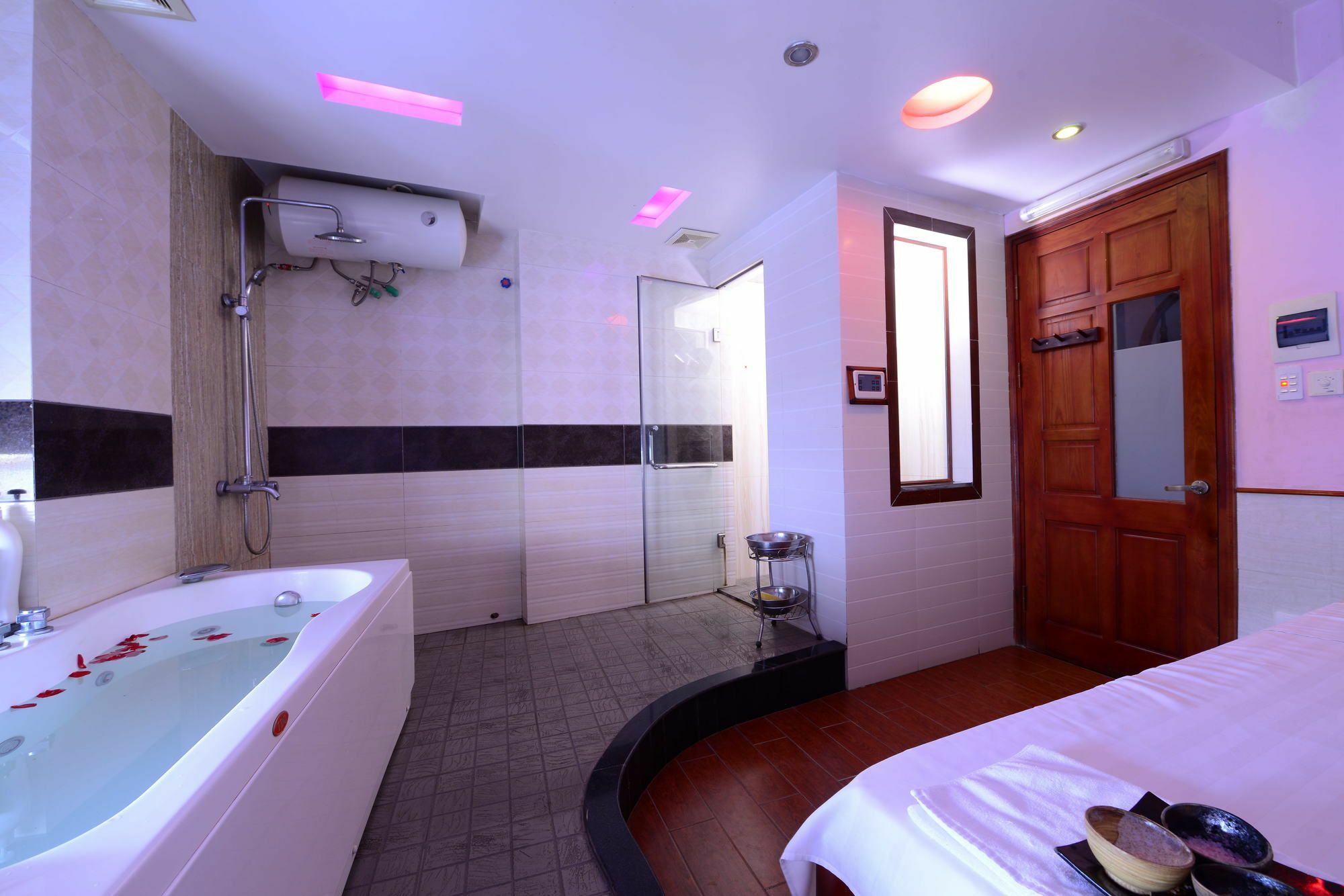Blue Hanoi Inn Luxury Hotel Exterior photo